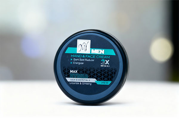 کرم مرطوب کننده مردانه مکس هیدرا مای روی سطح سفید