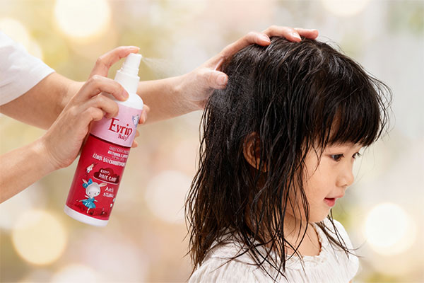 استفاده از اسپری باز کننده گره موی بچه اورین برای کودکان