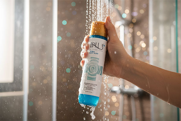 شامپو بدن لایه بردار جلبک و نمک دریایی آی پلاس در حمام مدرن