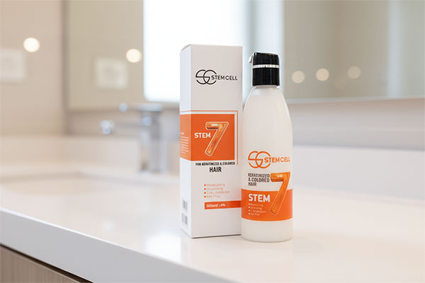 کرم موهای رنگ شده و کراتینه استم سل روی میز سفید