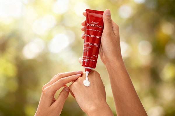 دست‌ها در حال استفاده از کرم تقویت کننده پوست دست اکسپرتیج آردن