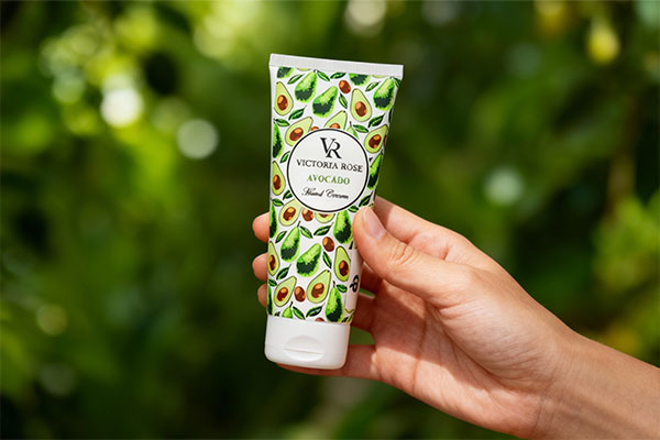 تیوب کرم دست آووکادو ویکتوریا رز در دست