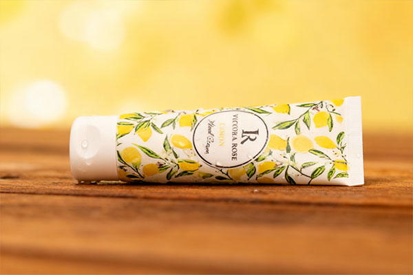 نمای نزدیک از کرم دست لیمویی ویکتوریا رز با قطرات آب