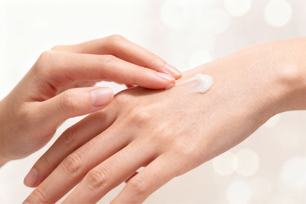 کرم مرطوبکننده دست وچه در حال استفاده روی پوست دست