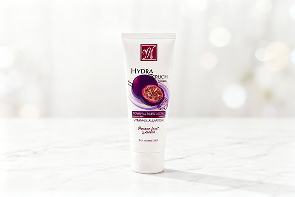 کرم مرطوب کننده هیدرا تاچ مای روی سطح مرمر سفید