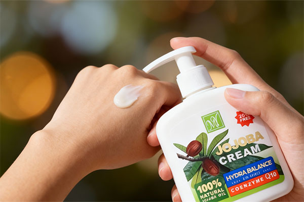 نحوه استفاده از کرم مرطوب کننده جوجوبا مای روی پوست