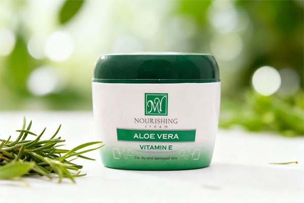 تصویر کرم مرطوب کننده آلوئه ورا مای با عناصر گیاهی