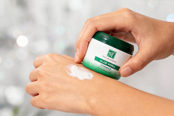 نحوه استفاده از کرم آبرسان آلوئه ورا مای روی پوست