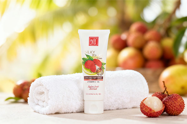 کرم مرطوب کننده سیلکی تاچ مای روی حوله سفید