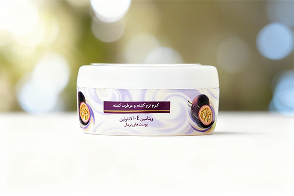 کرم مرطوب کننده هیدرا تاچ مای 200 میلی لیتر روی سطح سفید