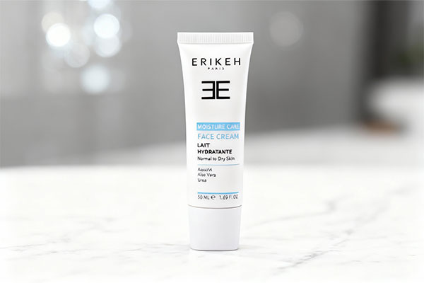 کرم مرطوب کننده اریکه روی سطح مرمر سفید