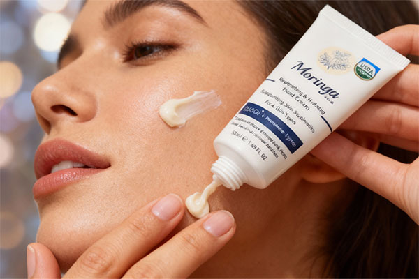 آبرسانی پوست با کرم آبرسان صورت مورینگا