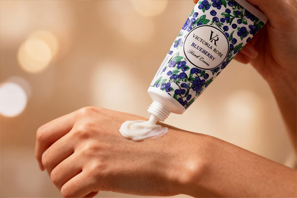 استفاده از کرم مرطوب‌کننده بلوبری ویکتوریا رز روی دست