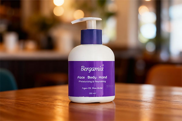 کرم مرطوب کننده آرگان و شی باتر برگامیا روی میز چوبی