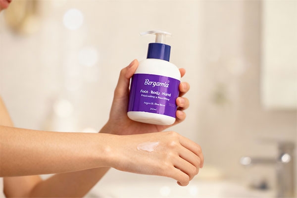 استفاده از کرم مرطوب کننده روغن آرگان برگامیا روی دست