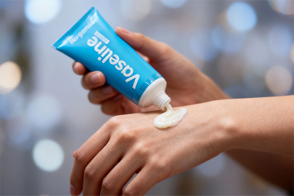 استفاده از کرم مرطوب‌کننده برگامیا روی پوست دست