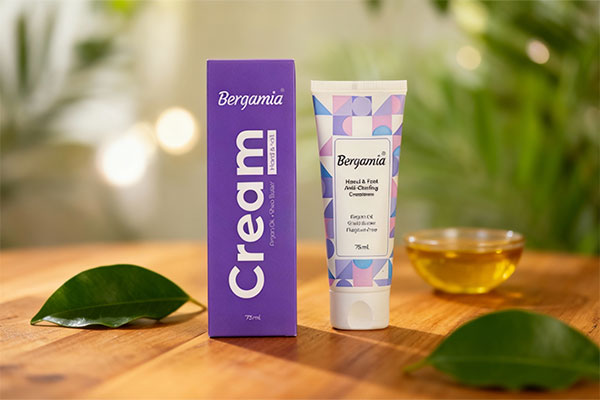 تیوپ کرم مرطوب کننده روغن آرگان برگامیا روی میز چوبی با عناصر طبیعی