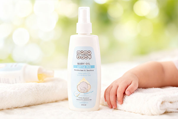 نرمی پوست نوزاد با روغن مرطوب‌کننده ماما بیبی