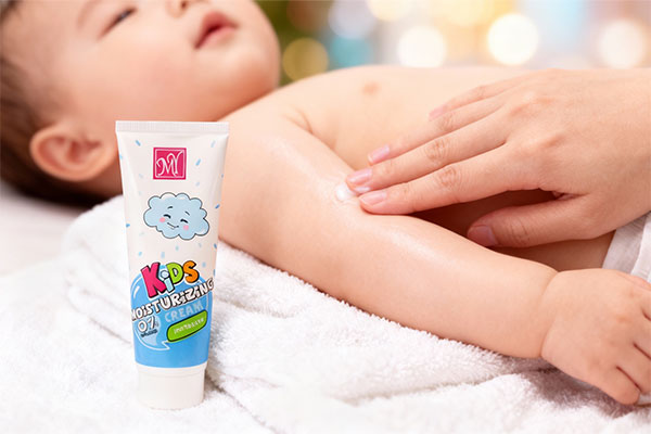 مرطوب کردن پوست کودک با کرم مرطوب کننده مای