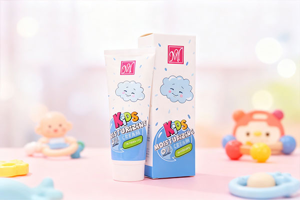 کرم مرطوب کننده کودک مای در کنار اسباب بازی کودک