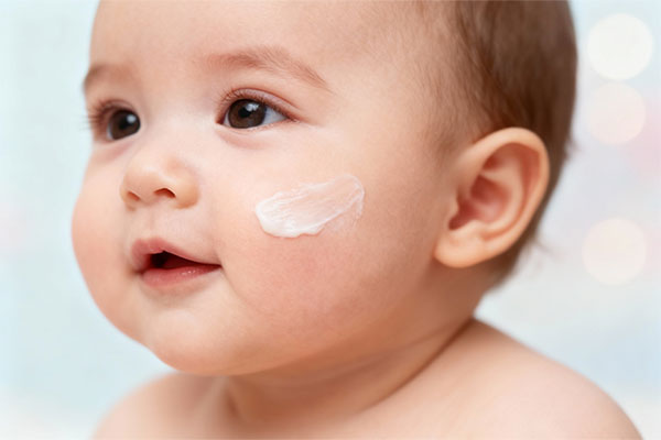 مرطوب کردن دست کودک با کرم مرطوب کننده بچه ایروکس