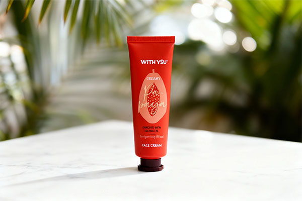 کرم مرطوب کننده صورت پاپایا ویت یو روی سطح مرمر سفید