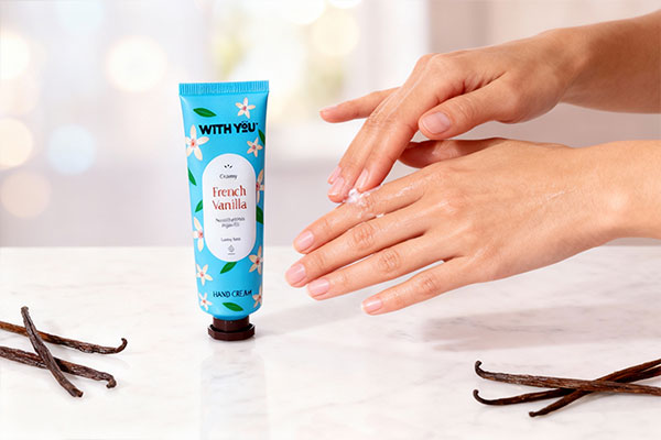 استفاده از کرم مرطوب کننده دست وانیل ویت یو برای نرمی پوست