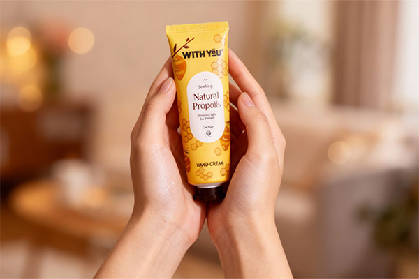 کرم مرطوب کننده دست موم عسل ویت یو روی سطح سفید