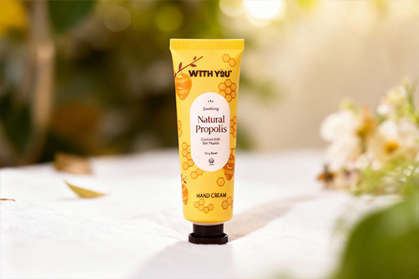 دست‌ها با کرم دست ویت یو حاوی موم عسل