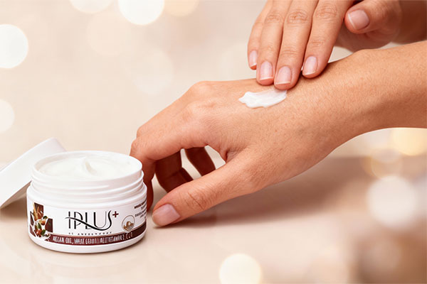 استفاده از کرم مرطوب کننده آرگان آی پلاس برای پوست دست