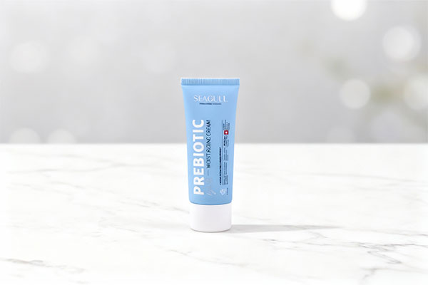 کرم مرطوب کننده پری بیوتیک سی گل روی سطح مرمر سفید