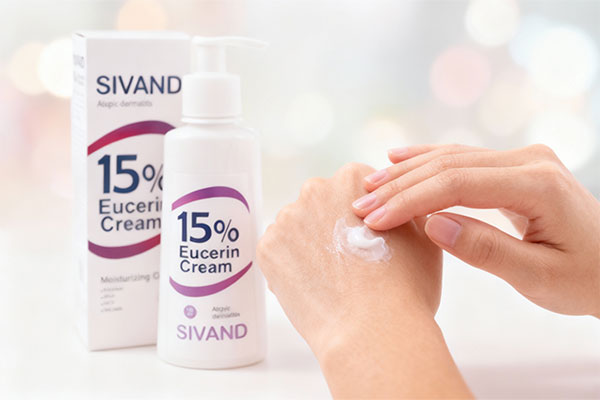 دست در حال استفاده از کرم مرطوب کننده سیوند 15 درصد برای پوست خشک