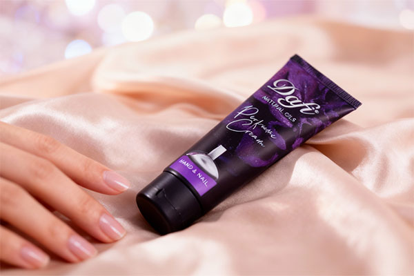 کرم عطری دست و ناخن ایفوریا دافی روی پارچه ابریشمی