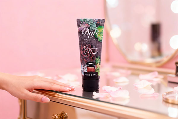 دست‌های نرم و مرطوب با ناخن‌های سالم با کرم عطری ورساچه دافی