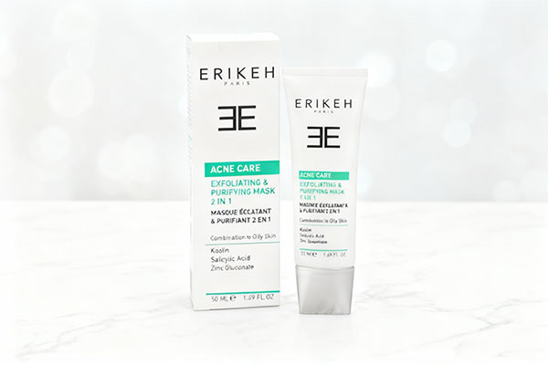 ماسک لایه بردار و پاک کننده 2 در 1 اریکه روی سطح مرمر سفید