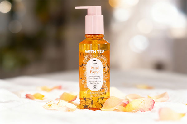 روغن پاک کننده آرایش ویت یو با عصاره گلبرگ‌های طبیعی
