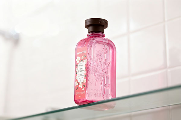 شامپو بدن ولوت جاسمین ویت یو در حمام