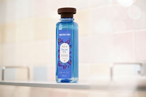 شامپو بدن دریم آیریس ویت یو روی قفسه حمام