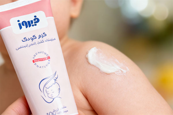کاربرد کرم نرم کننده کودک فیروز روی پوست لطیف نوزاد