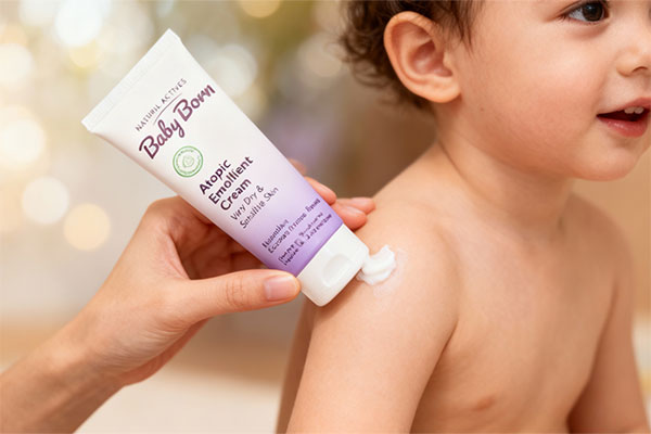 دست زدن کرم نرم کننده به پوست کودک حساس