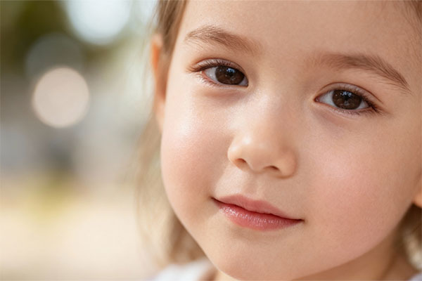 پوست نرم و مرطوب کودک پس از استفاده از کرم نرم کننده بیبی برن