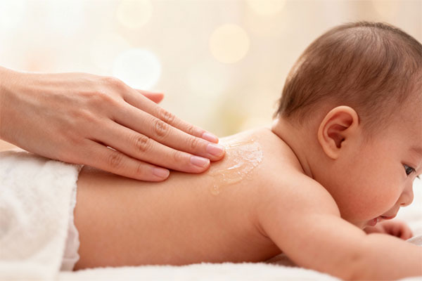 ماساژ پوست کودک با روغن بدن بچه الوینا