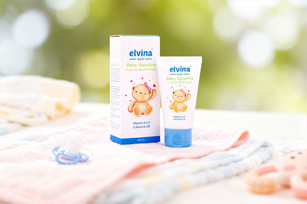وازلین کودک الوینا در کنار وسایل مراقبت از کودک
