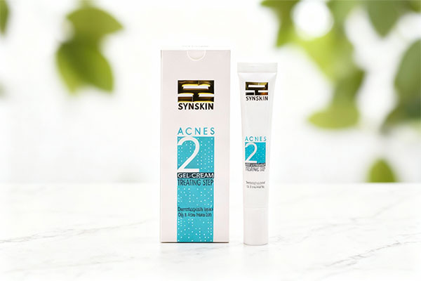 کرم ژل اکنس 2 ساین اسکین روی سطح مرمر سفید