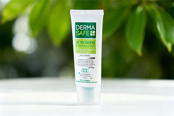 ژل مرطوب کننده پوست چرب آکنه درم درماسیف روی سطح مرمر سفید