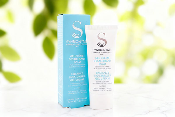 ژل کرم مرطوب کننده سین بیونیم پوست چرب روی سطح مرمر سفید