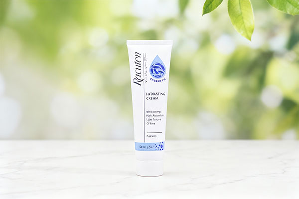 تصویر کرم آبرسان راکوتن پوست چرب روی سطح مرمر سفید