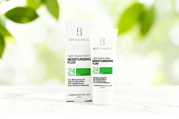 فلوئید آبرسان بیزانس پوست چرب روی سطح مرمر سفید