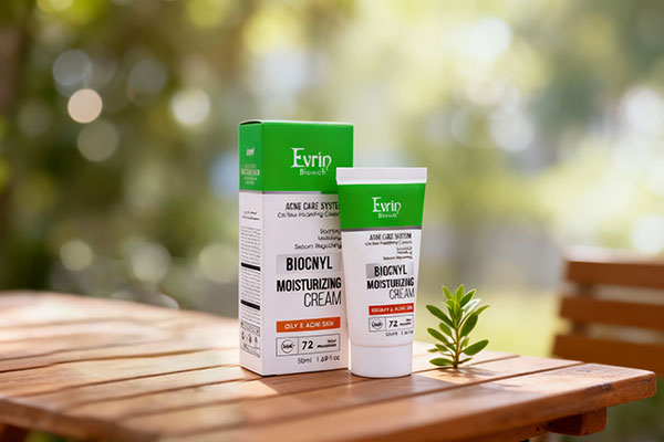 کرم مرطوب کننده پوست چرب اورین در کنار گیاه و آب