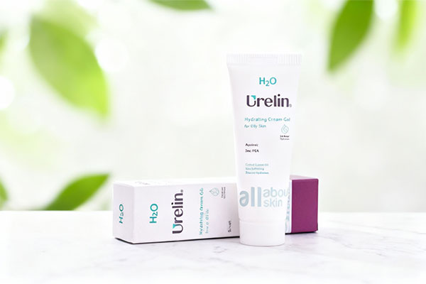 کرم ژل آبرسان پوست چرب اورلین روی سطح سفید